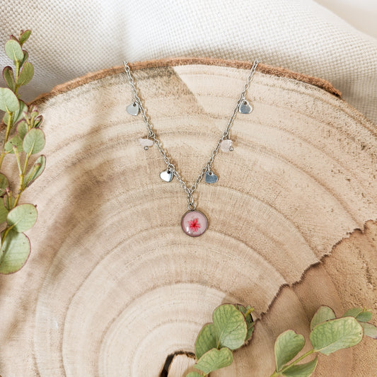 Collana con Catena Decorata e Fiore di Spirea