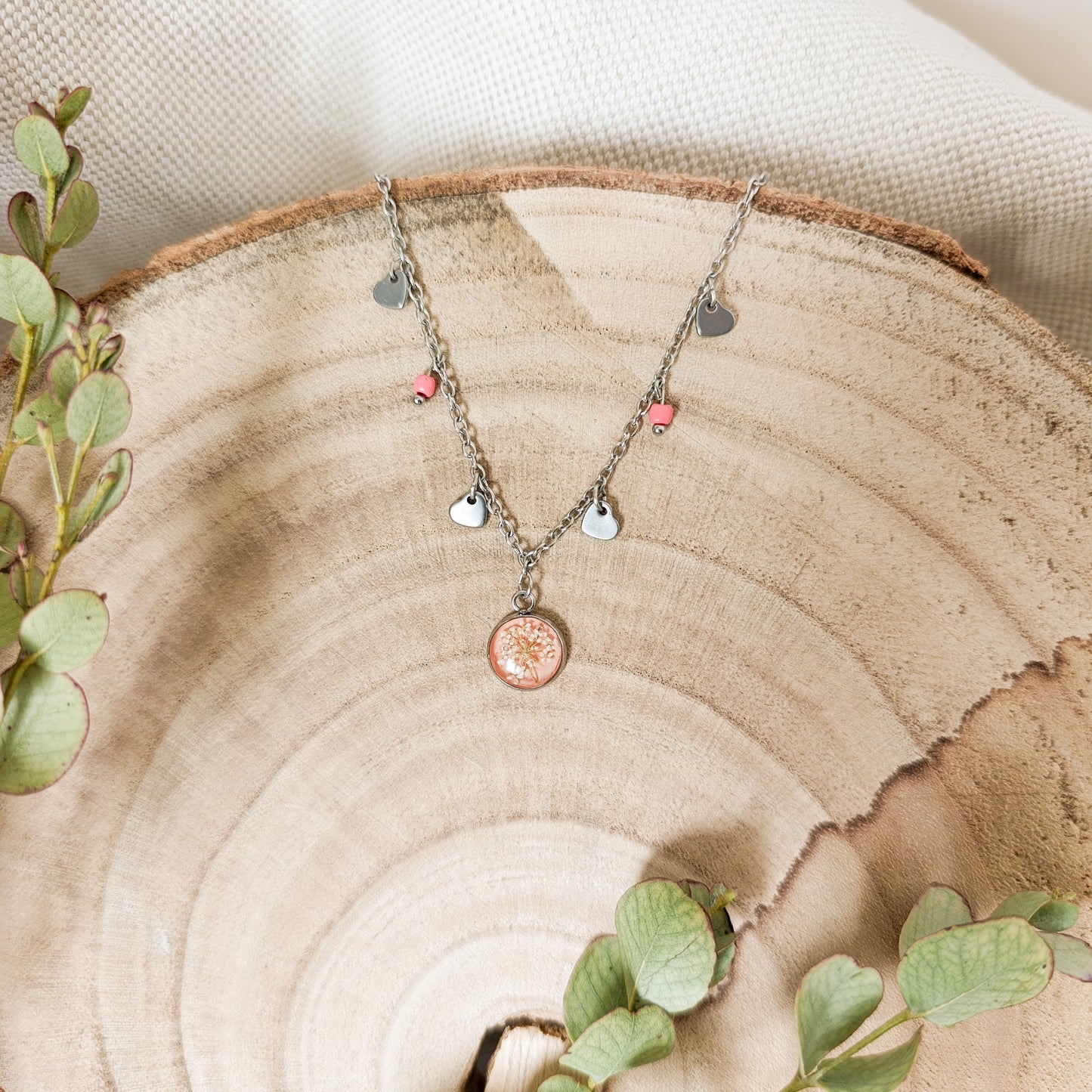 Collana con Catena Decorata e Fiore di Carota