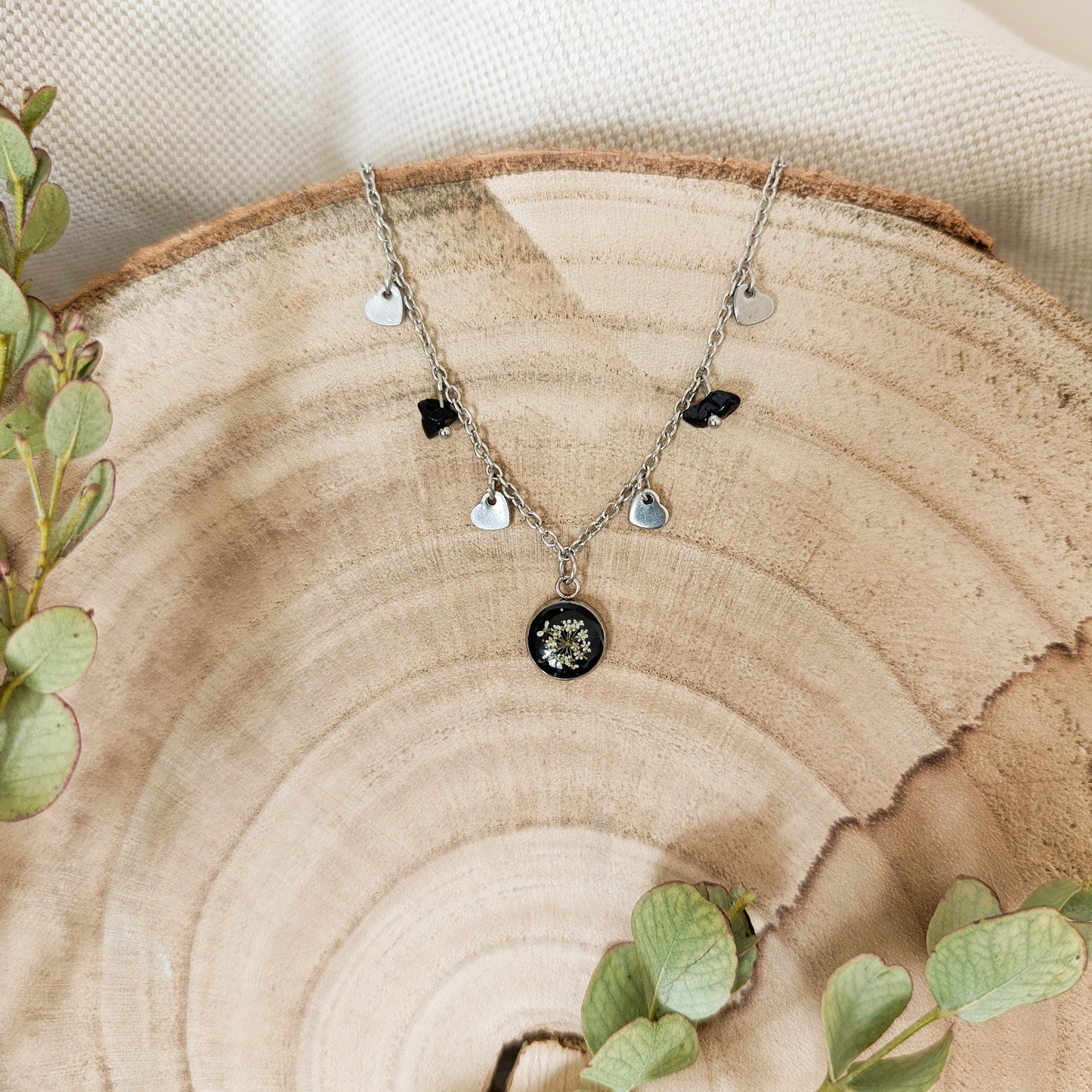 Collana con Catena Decorata e Fiore di Carota