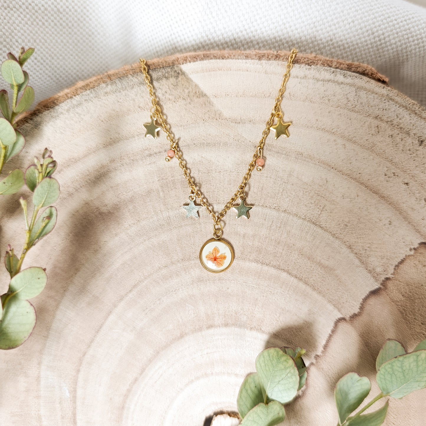 Collana con Catena Decorata e Fiore di Spirea - Oro