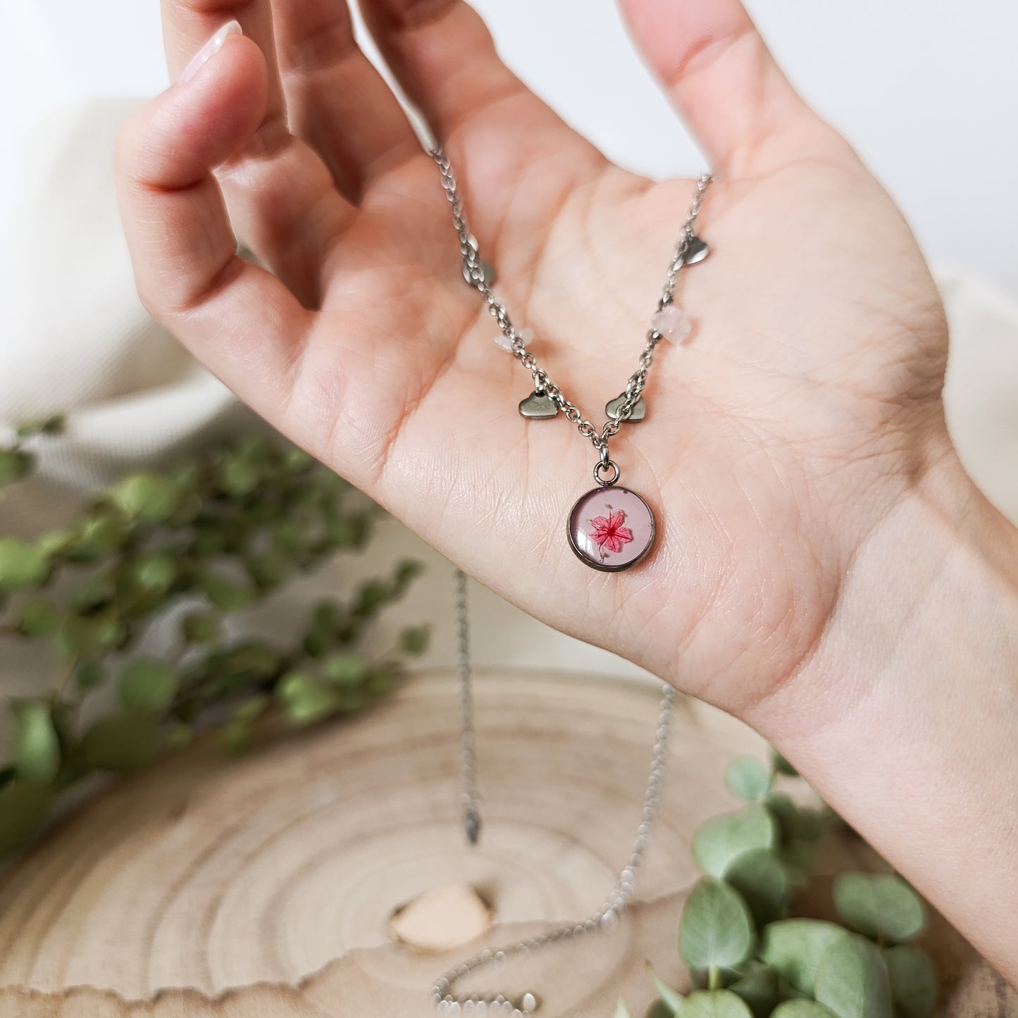 Collana con Catena Decorata e Fiore di Spirea