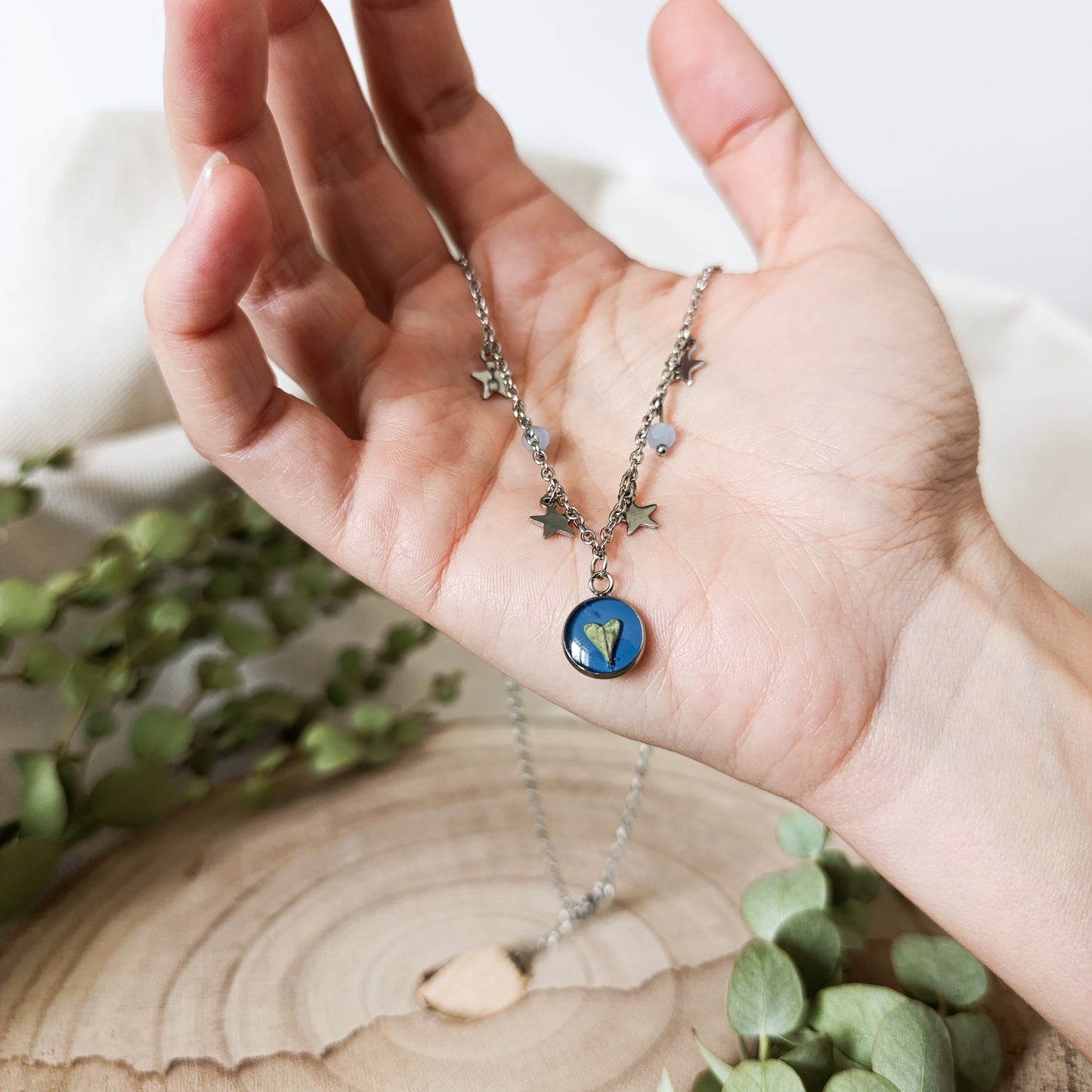 Collana con Catena Decorata e Borsa del Pastore