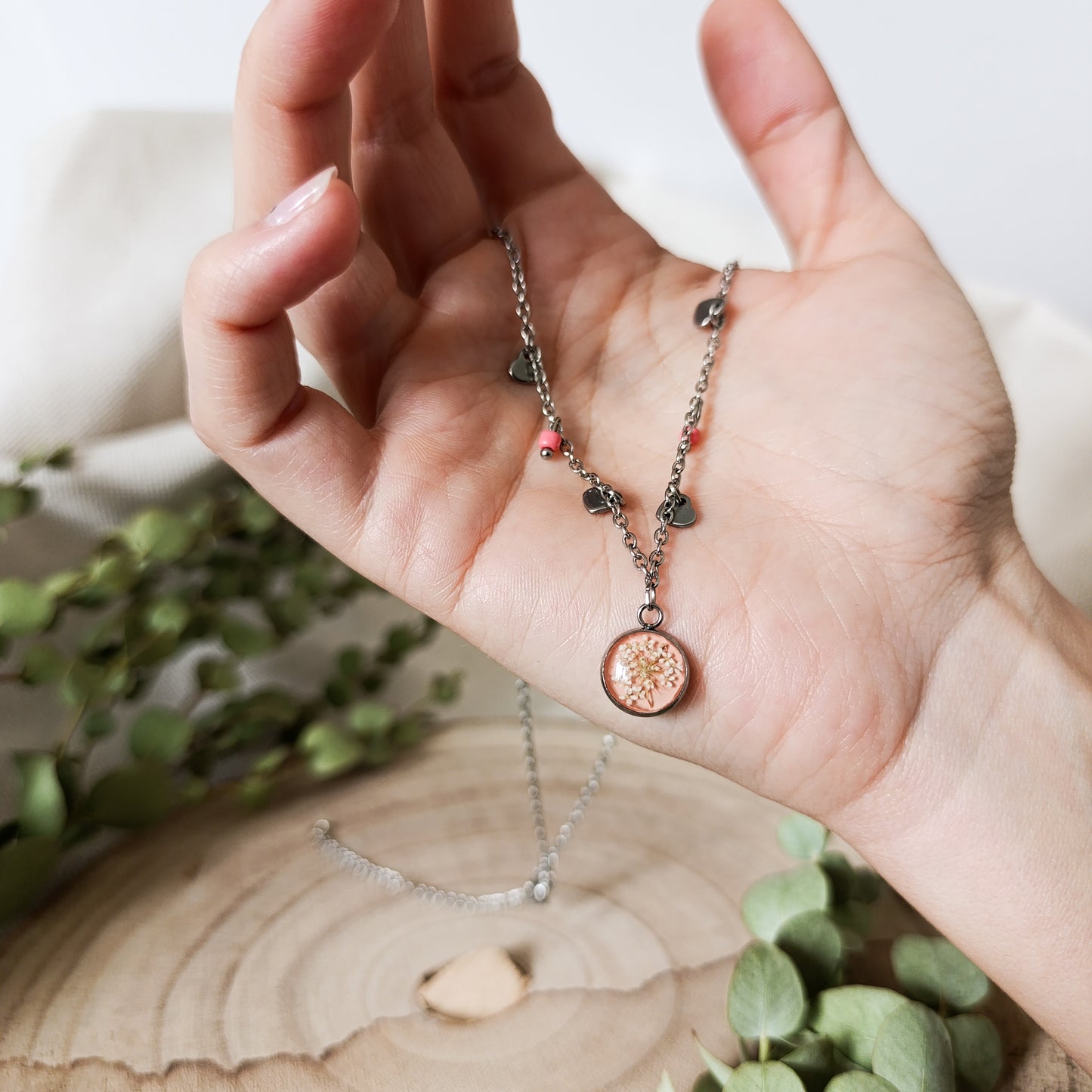 Collana con Catena Decorata e Fiore di Carota