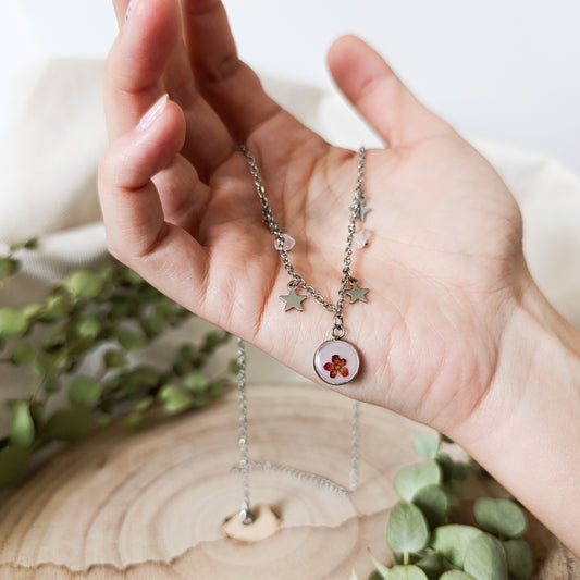 Collana con Catena Decorata e Fiore di Fitolacca