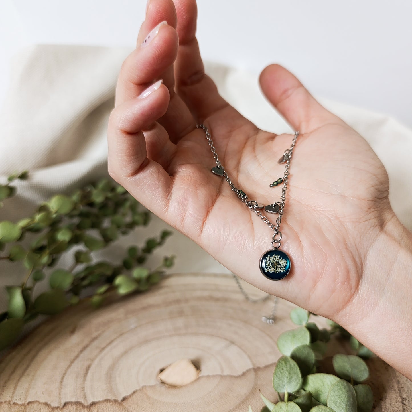 Collana con Catena Decorata e Fiore di Carota
