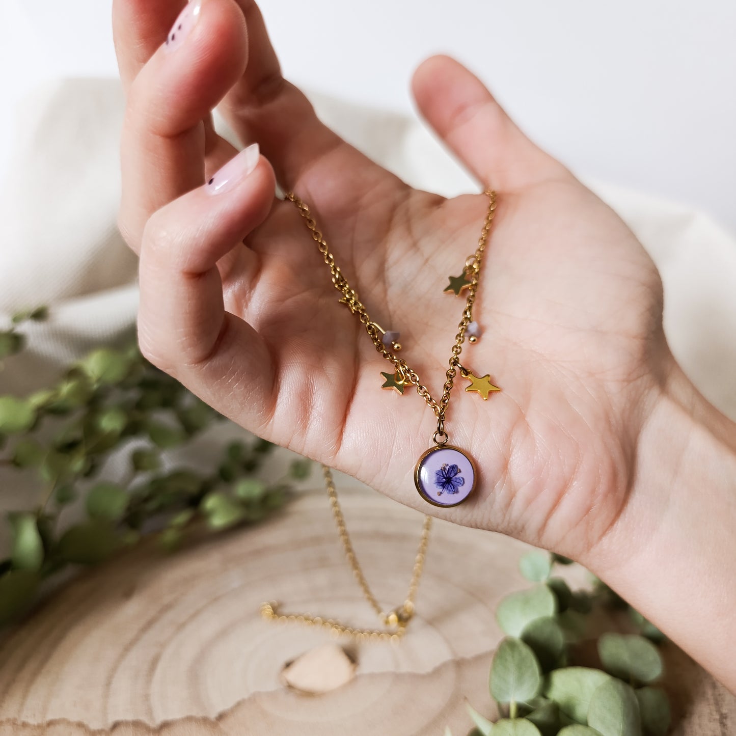 Collana con Catena Decorata e Fiore di Spirea - Oro