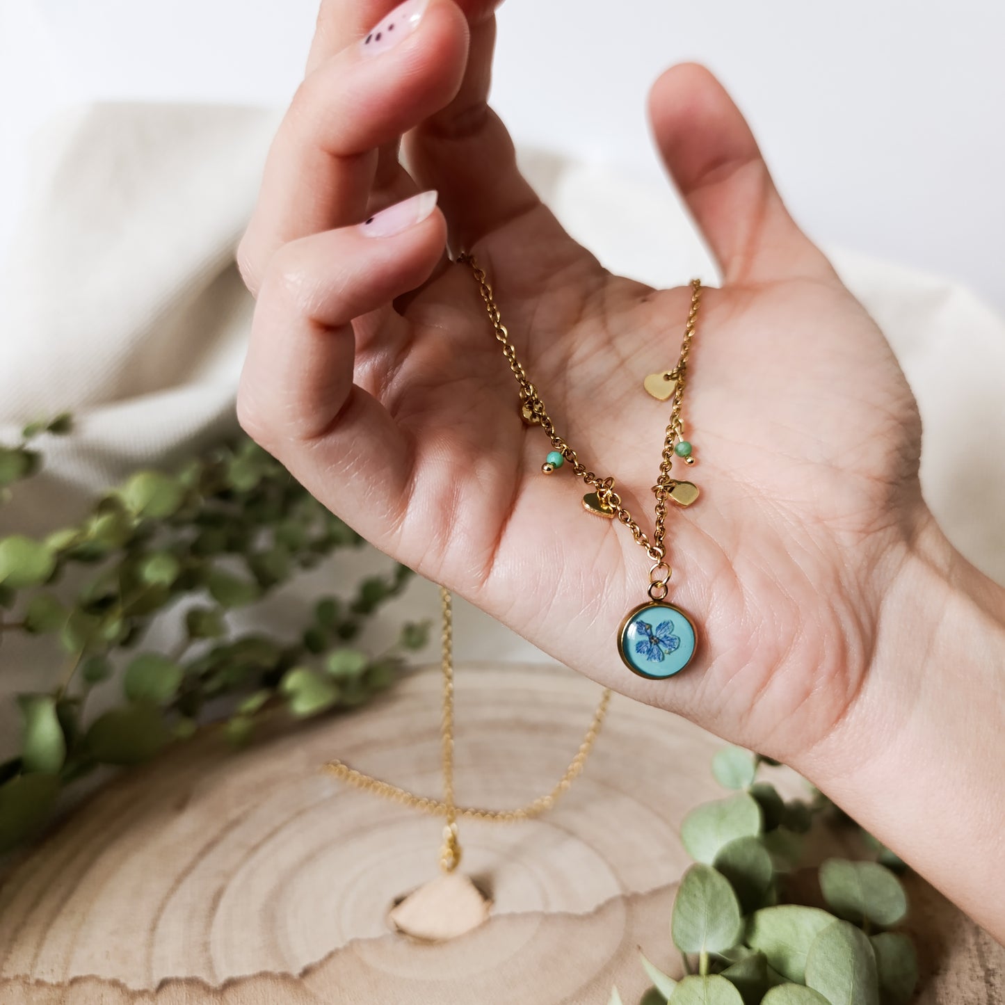 Collana con Catena Decorata e Fiore di Spirea - Oro