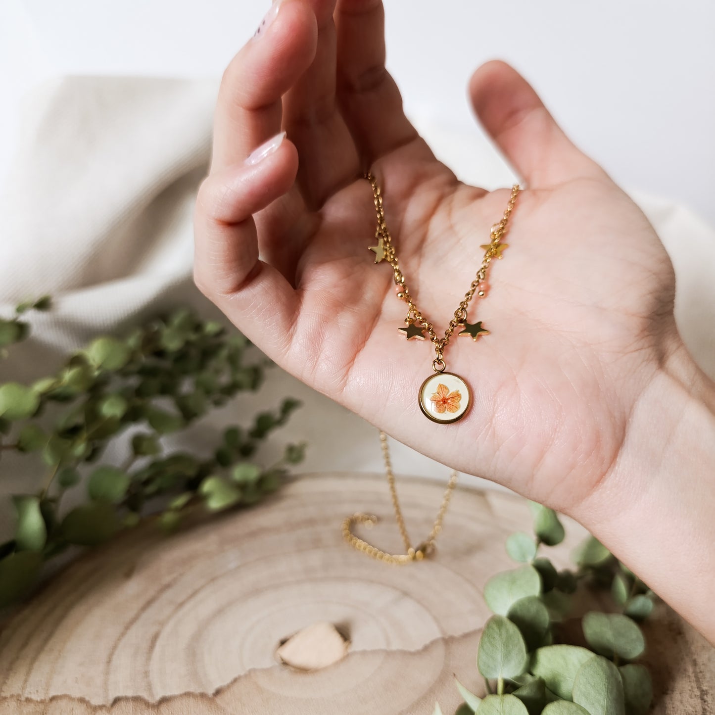 Collana con Catena Decorata e Fiore di Spirea - Oro