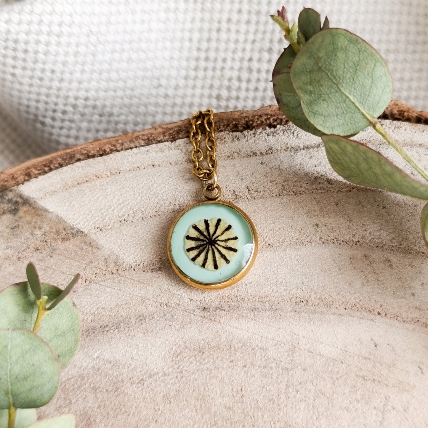 Ciondolo Tondo color Oro con Capsula di Papavero